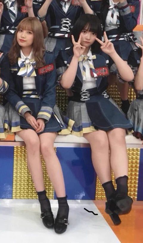 AKBの新曲の衣装のスカートが長い理由がセンターの脚の太さにあったとはww