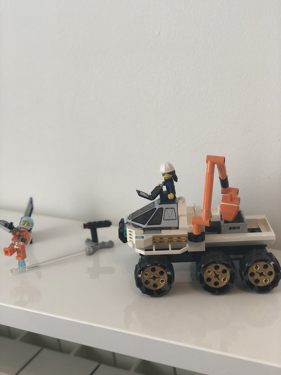 rpresumida's tweet photo. La colecciรณn que, con motivo del cincuenta aniversario de la llegada del hombre a la Luna, ha sacado @LEGO_Group lo mola todo. Mi hijo ya estรก a tope jugando con ella #legoletsgo https://t.co/QfFyNxVhC4