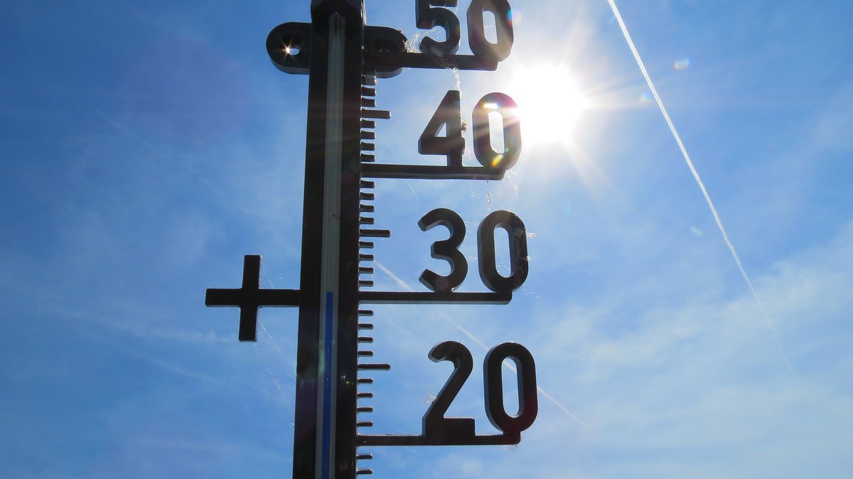 KNMI's tweet photo. Nog nooit eerder heeft het KNMI zo'n hoge temperatuur in Nederland gemeten. Om 14.57 werd het in #GilzeRijen al 38.8°C. #Warnsveld is hiermee na bijna 75 jaar het #hitterecord kwijt. #hitte #codeoranje https://t.co/aLugGabHOr