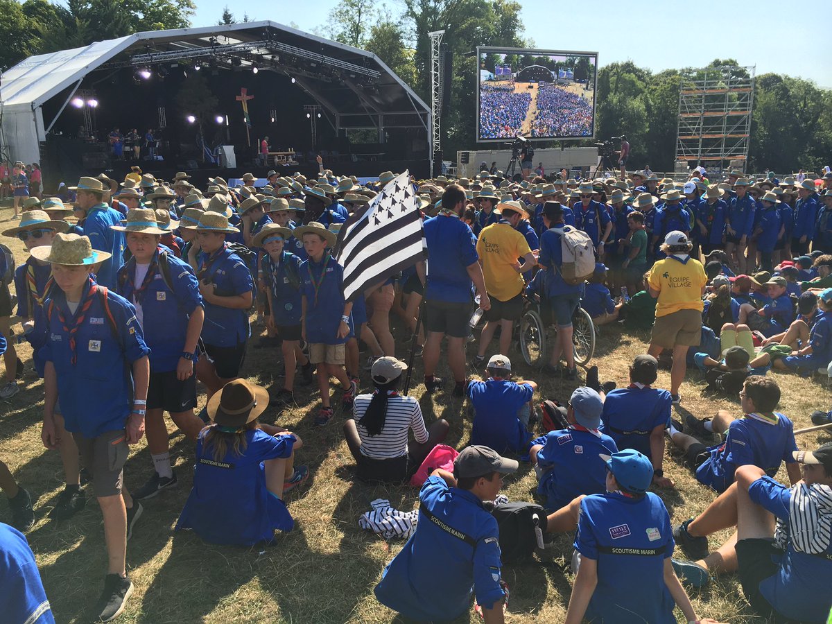 scoutsbretons's tweet photo. Pour repérer un breton dans un rassemblement #scout comme le jamboree #connecte2019 il suffit de chercher le drapeau noir et blanc ! https://t.co/MElZa7Kw1A
