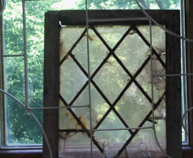 Вместо слюды. Слюдяные окна 17 века. Слюдяные оконницы. Слюдяные окна на Руси. Старые стеклянные окна.