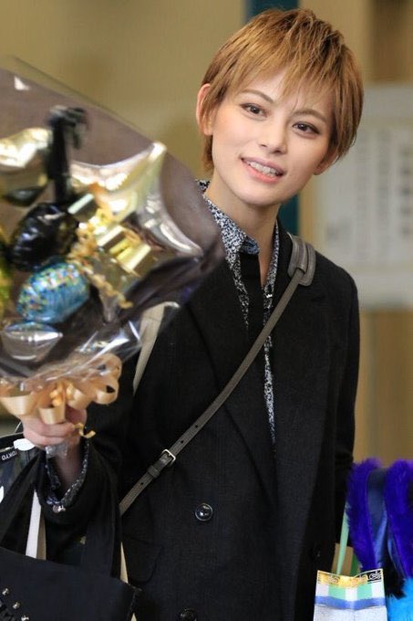 트위터의 ちなちゃん 님 宝塚歌劇団雪組の黒髪のかっこいい人こと朝美絢さんです 吉沢亮くんとかジャニーズ系のお顔が好きな方は好きなんじゃないかな そして私のご贔屓永久輝せあさん 両手でお手振りする可愛い一面も