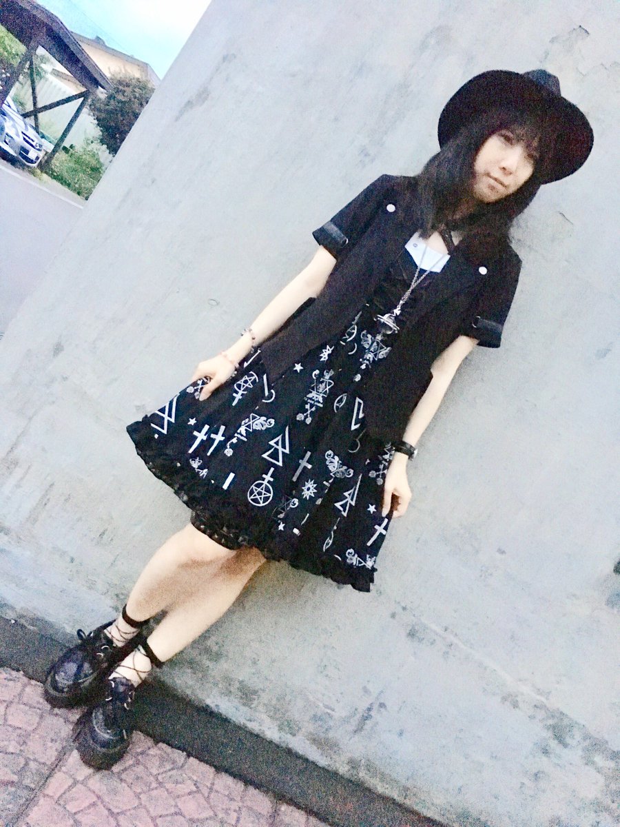 亜希 コーデ垢 7月13日の地元ぶらりんコーデ 夕方の暗い中で撮ったのを加工で明るくしたからピントが微妙で画質悪めです ワンピ セクポ ジャケット セクポ キャミ セクポ 帽子 ゴンキン ガーター セクポ アクセ ヴィヴィアン T Co