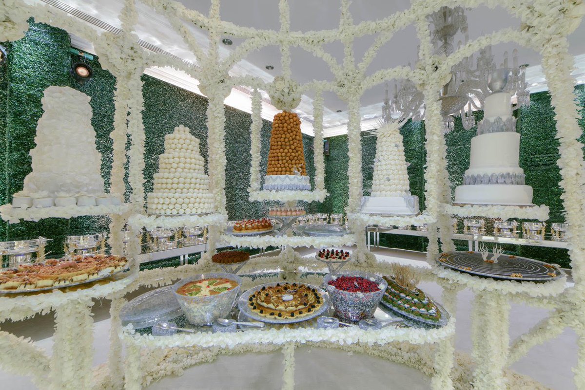 prestonrbailey's tweet image. Desserts displays are always a fun area. 🎂

Just like in this wedding, the guest entered bird cages to get their sweets.

What do you think? Too out there? 

#PrestonBailey #NeverUntilNow #PBLive
@lenotre