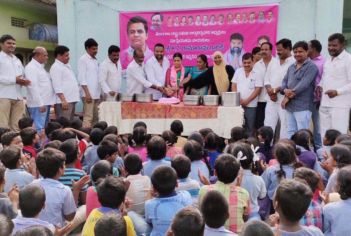 ShekarSaizen's tweet photo. @KTRTRS #KTRTRS తెలంగాణ రాష్ట్ర సమితి కార్యనిర్వాహక అధ్యక్షులు ప్రియతమ నాయకులు గౌరవనీయులు శ్రీ కల్వకుంట్ల తారక రామారావు గారి జన్మదినం సందర్భంగా  నాచారంలోని ప్రభుత్వ పాఠశాలలోని విద్యార్థులకు భోజన ప్లేట్లను  బహూకరించడం జరిగింది https://t.co/34NRkJWKXP