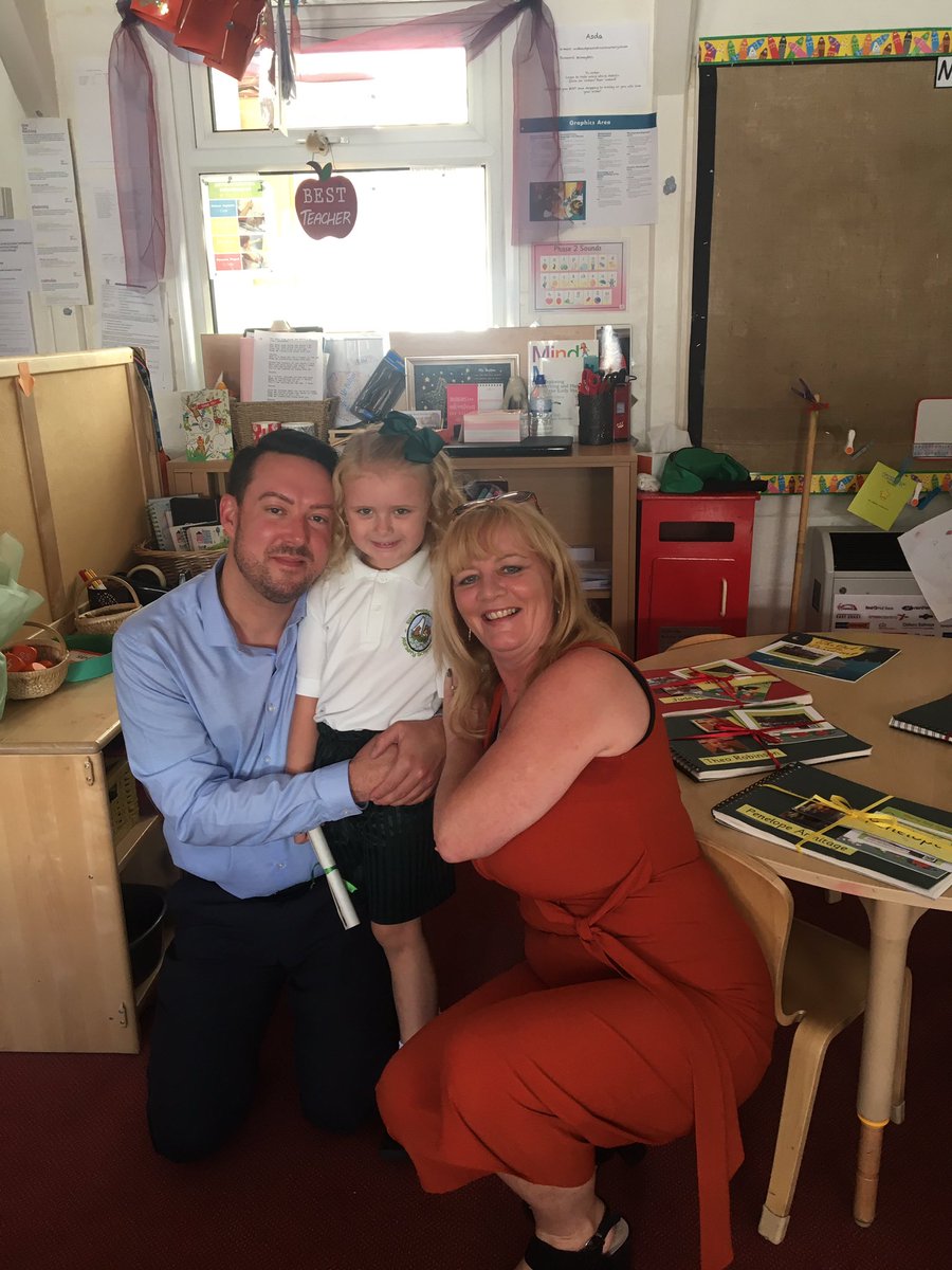 AmyJonno's tweet photo. @eprnschool Such a lovely Graduation ceremony today. Raya will miss each &amp; every one of you so much and we cannot thank you enough for giving her the best start in her Educational journey 💚#rootstogrowwingstofly https://t.co/YKrf52mlHT