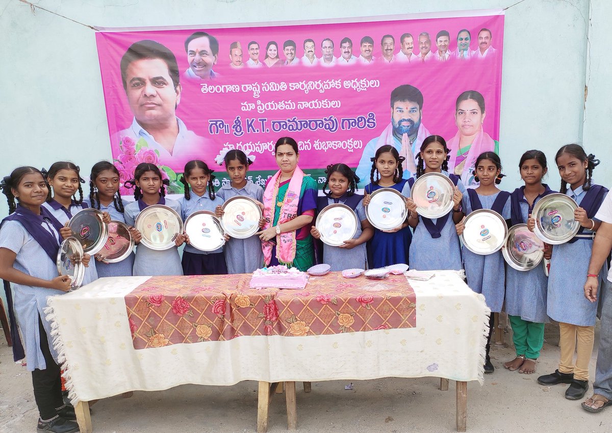 ShekarSaizen's tweet photo. @KTRTRS #KTRTRS తెలంగాణ రాష్ట్ర సమితి కార్యనిర్వాహక అధ్యక్షులు ప్రియతమ నాయకులు గౌరవనీయులు శ్రీ కల్వకుంట్ల తారక రామారావు గారి జన్మదినం సందర్భంగా  నాచారంలోని ప్రభుత్వ పాఠశాలలోని విద్యార్థులకు భోజన ప్లేట్లను  బహూకరించడం జరిగింది https://t.co/34NRkJWKXP