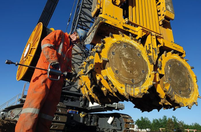 lubeaboom's tweet photo. A big “wow” and congrats to Nuna Logistics and Bauer Maschinen GmbH on setting a new record depth with their Bauer trench cutter. They say the 750 ft. sample depth opens new doors for cutter applications. Slick bit of work, folks! https://t.co/NEwBRha6wN #SlickJustGotSlicker https://t.co/pd0jchCZa4