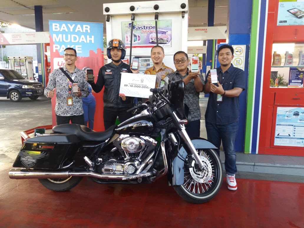 Ziko_Wahyudi's tweet photo. Sinergi Viralisasi LinkAja Pertamina MOR V
RFM - Lubricants - Domgas

Isi Pertamax &amp; Fastron Via LinkAja bersama Ikatan Sport Harley Davidson Indonesia (ISHD)

#Rabu, 24 Juli 2019 

#linkaja #bayarmudahpakelinkaja 
#pertamina #pertamax #pertaminamor5 @pertamina @pertaminamor5 https://t.co/MBVP10qn8A
