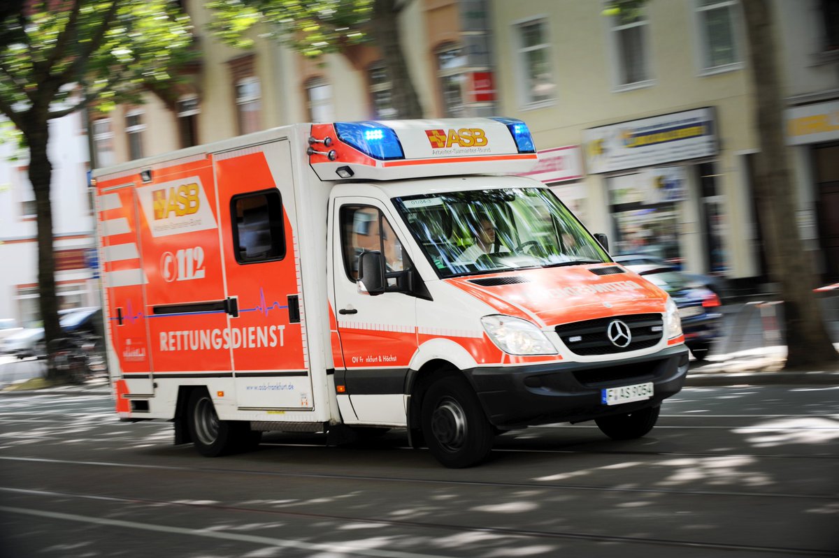 fuldaerzeitung's tweet image. In #Schlüchtern hat sich ein schlecklicher Unfall ereignet. Beim Einparken hat ein Ehemann seine Frau überfahren. Hier geht es zum Artikel: bit.ly/32NIftt
#schlüchtern #kinzigtal #fulda #Hessen