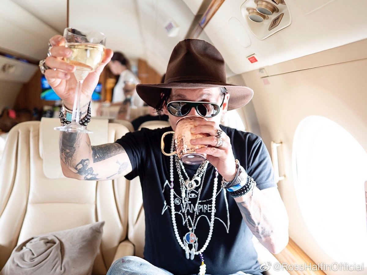 JDCNFan's tweet photo. #JohnnyDepp Dec 17,2018 at Sanya Phoenix Airport . Thank you @RossHalfin 
https://t.co/7t2xGEpdbV https://t.co/t37aAibZ3m