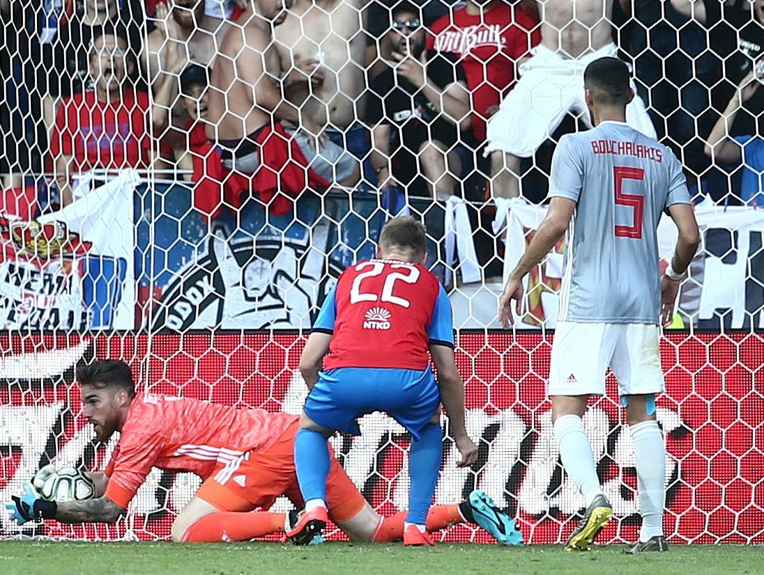 olympiacosfc's tweet photo. Fight to save every ball coming towards you! ⚽️ 🥅
 
#Olympiacos #UCL #VIKOLY #goalkeeper @josesaoficial https://t.co/RyUT4WEllR