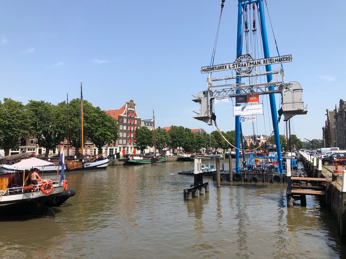 GemDordrecht's tweet photo. Het #Straatman #schroevendok staat weer op zijn vertrouwde plek in de #Wolwevershaven . Kort na de middag voer de iconische #scheepslift op een ponton de haven binnen, waarna het #rijksmonument onder grote belangstelling van het publiek op zijn plek werd getakeld. #dordrecht https://t.co/q7E40xqnRd