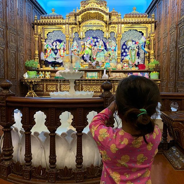 JenArnoldMD's tweet photo. Visiting a Hindu Temple and learning that no matter if or who we pray to we are all one people #india #Harekrishnaa #isckon #isckontemple #hareramaharekrishna🙏 #isckontemple #isckonchowpatty #krishna #littlecouple #worldtraveler https://t.co/AGWVVc5ecb