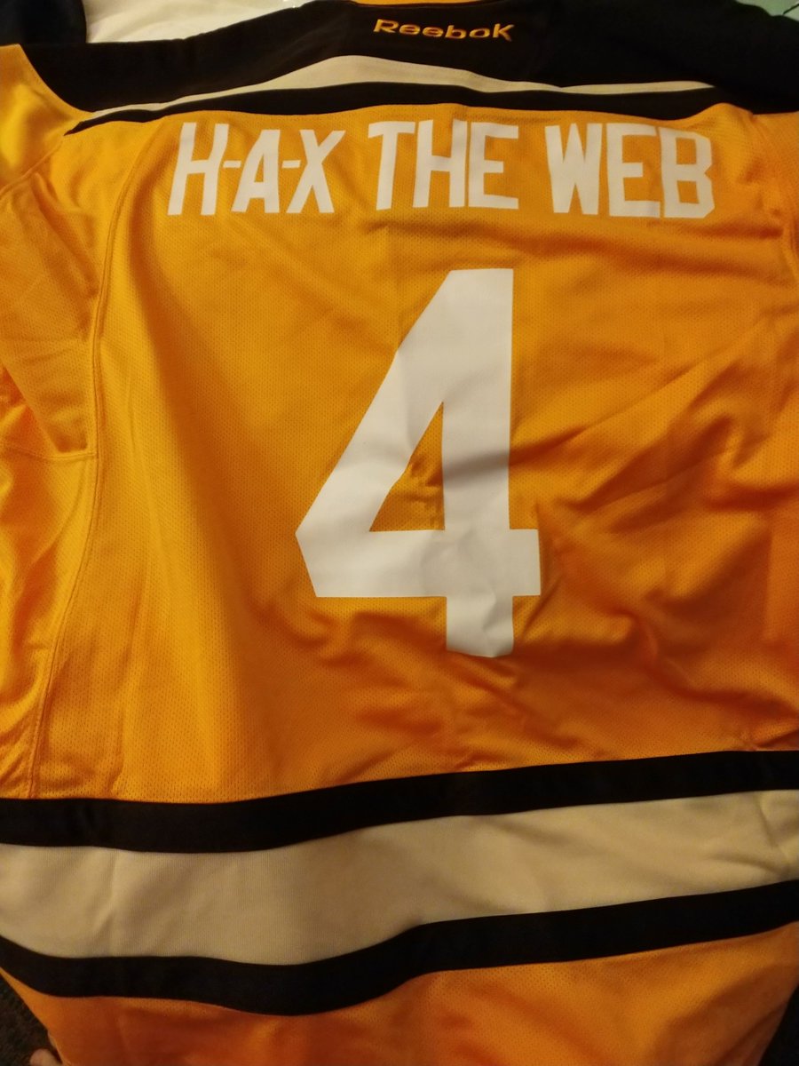 btopro's tweet photo. Or lindros if you root black and orange.
Orr, the legend keeping through the fog.

We've got great diversity of teams on the east coast this week (almost like we planned that or something...) #HAXTheWeb https://t.co/qm1wBwwJAx
