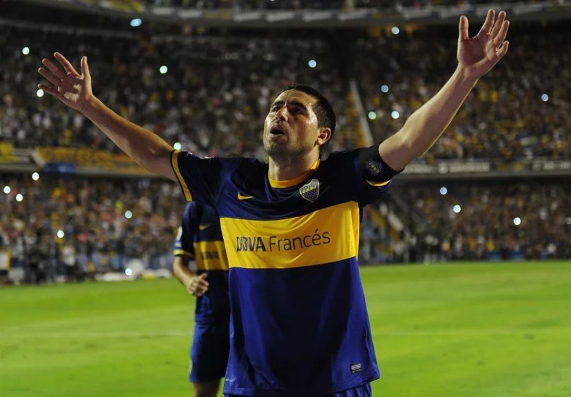 la12tuittera's tweet photo. Para los integrantes de #La12twittera la nueva camiseta de #Boca nos recuerda a la última que usó #Riquelme 🙌💙💛💙🔟  en el año 2014. 

En la nueva edición la franja amarilla es un poco mas ancha. https://t.co/uSkQrHajQp
