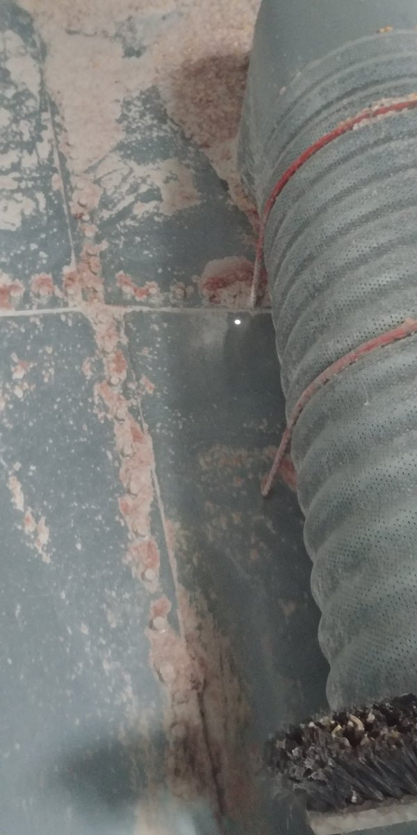 greydaftonfarms's tweet image. Water leaking through a bolted and sealed seam. But not through an actual hole... #binproblems