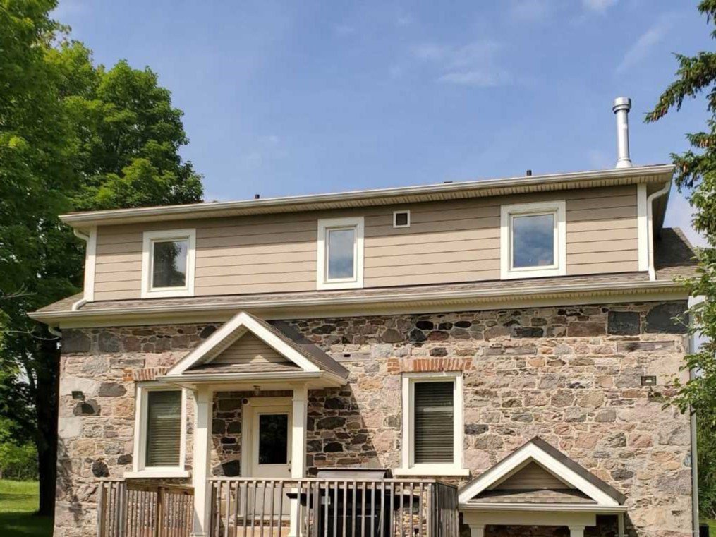 CanCroInc's tweet photo. Such a pretty combination! Celect horizontal &amp; shake siding in Latte with Willow trim. 
.
. 
#celectsiding #renovation #royalbuildingproducts #horizontalsiding #shakesiding #latte #willow #cancroinc https://t.co/aG0WiI4I5C