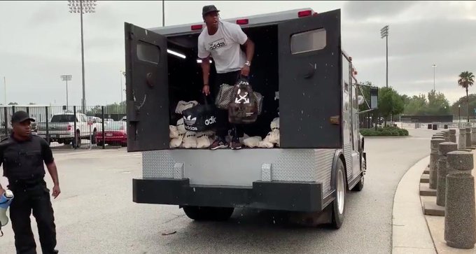 EAPq4MCW4AI7Jr2?format=jpg&name=small