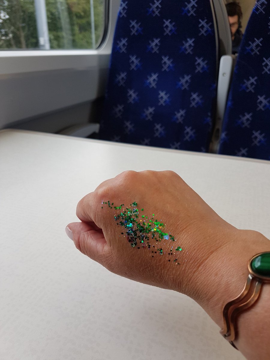 Sigrunth's tweet photo. Ég fékk glimmer í lestinni í dag, því hún á afmæli. #égelskaskotland #scotsrail Happy birthday! https://t.co/CYMtKHPEBw