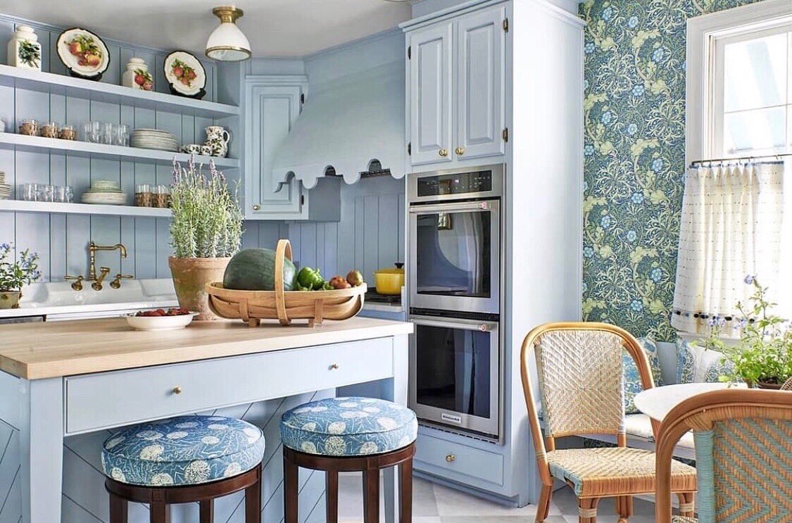 Simply swooning over this soft blue kitchen via @farrowandball. 🤩

#kitchengoals #designgoals #kitcheninspiration #wallpapergoals #wallpaperinspo #interiordesign #kitchendesign #decor #homedecor #dailyinspiration #humpdaymood #bluekitchen