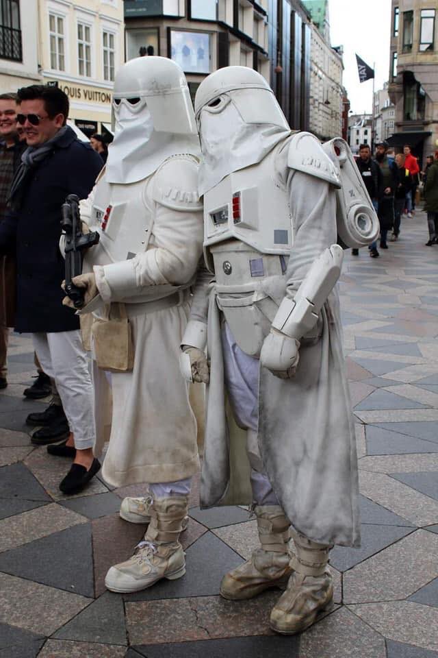 TS-24481 and TS-24068 of the 501st Danish Garrison and <a href="/NordicGarrison/">Norwegian Garrison</a> ensuring the streets of Copenhagen were kept safe on a joint Garrison troop.

#501stlegion #StayFrosty #BlizzardForce