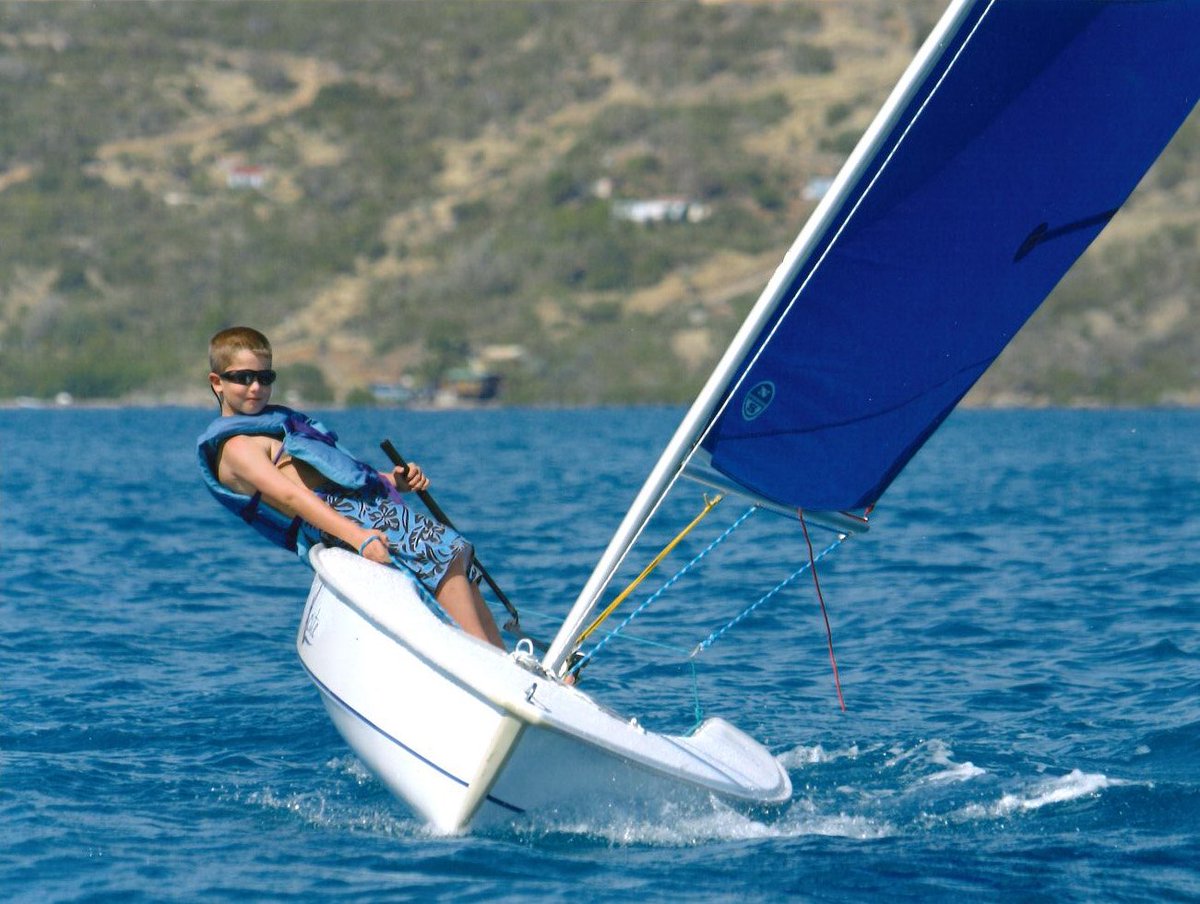 Over the years, the BEYC Club Fleet has featured many different types of boats for kids (and will again). Optimists, Picos, and Bugs to name a few. Who can identify this junior dinghy built by a company better known for larger sailboats #juniorsailing #watersportswednesday #BEYC