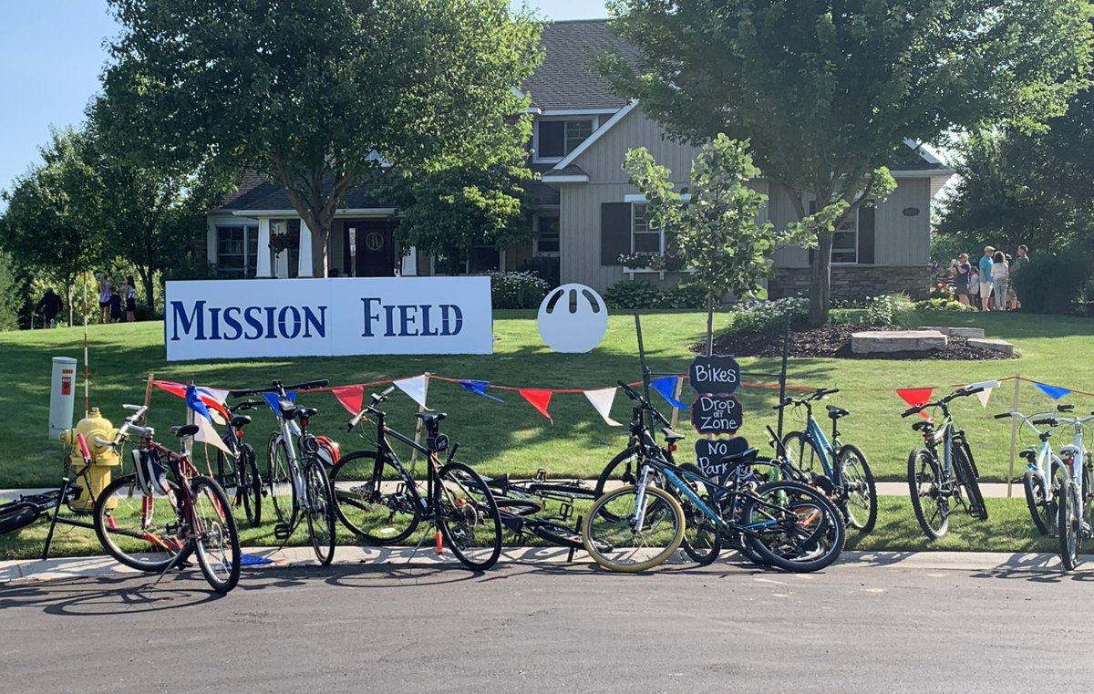 GrandRapidsPD's tweet photo. Competition is heating up at the west side backyard “Mission Field”. Thank you to the neighborhood for inviting GRPD. #OneContactOneConnection https://t.co/NbMgp7YCNh