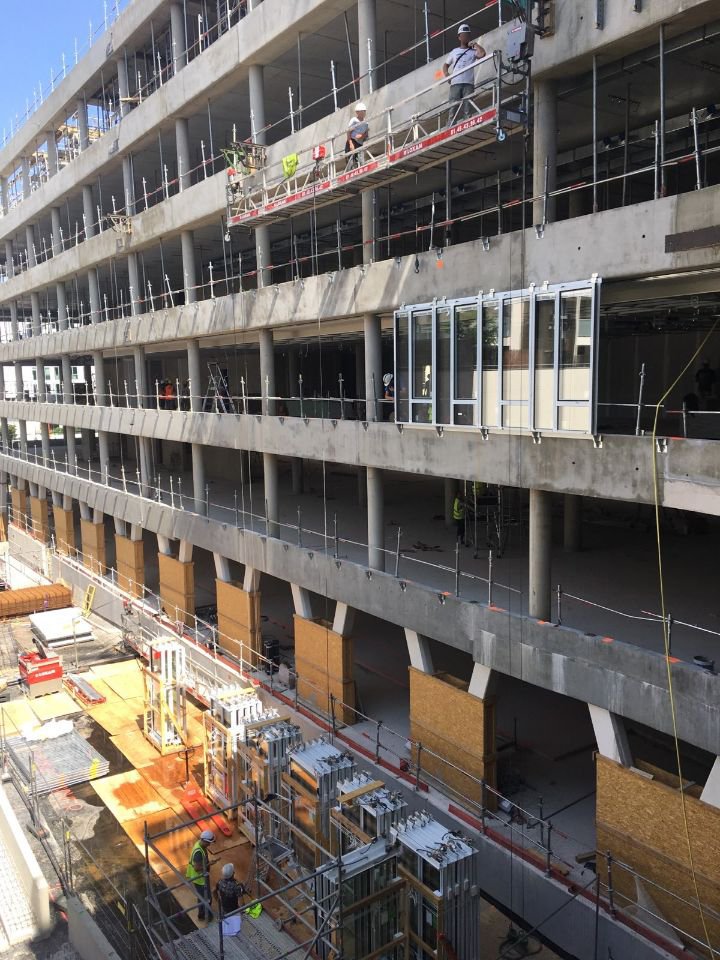 ConvergenceImmo's tweet photo. Pour vous préserver de la canicule, rien ne vaut une bonne façade triple vitrage respirant avec stores motorisés intégrés. C'est le cas de l'immeuble #Convergence à #Rueil-Malmaison, où l'on démarre justement la pose de ces éléments du côté de l'allée Albert Camus ! https://t.co/sT7SueTBig