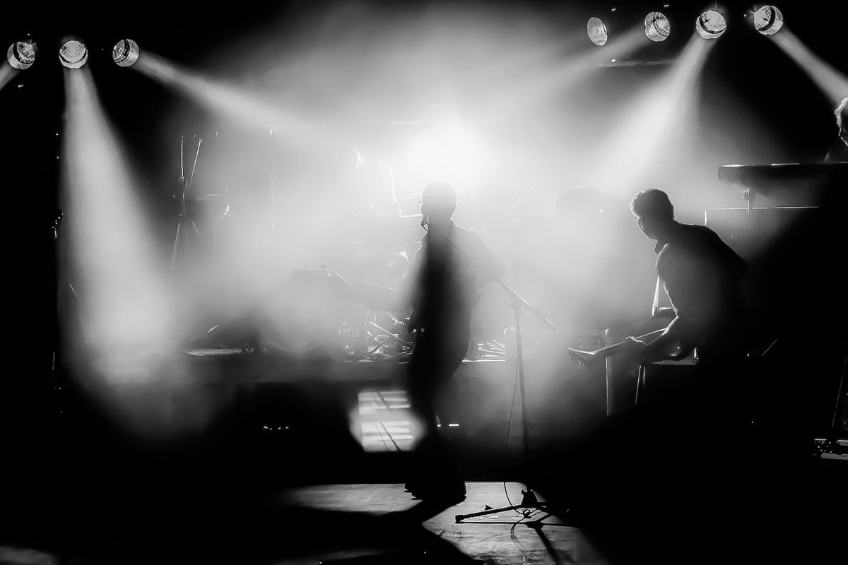 Poco a poco os iremos compartiendo imágenes de nuestro Workfolio, con un tratamiento fotográfico exquisito; ¡Amamos el B&amp;W!. Como ya os habíamos dicho, nos encanta la escena, y todo su universo. #Workfolio #Concierto #Teatro #Musica #Siguenos #Sumatealmovimiento #Artemassivo