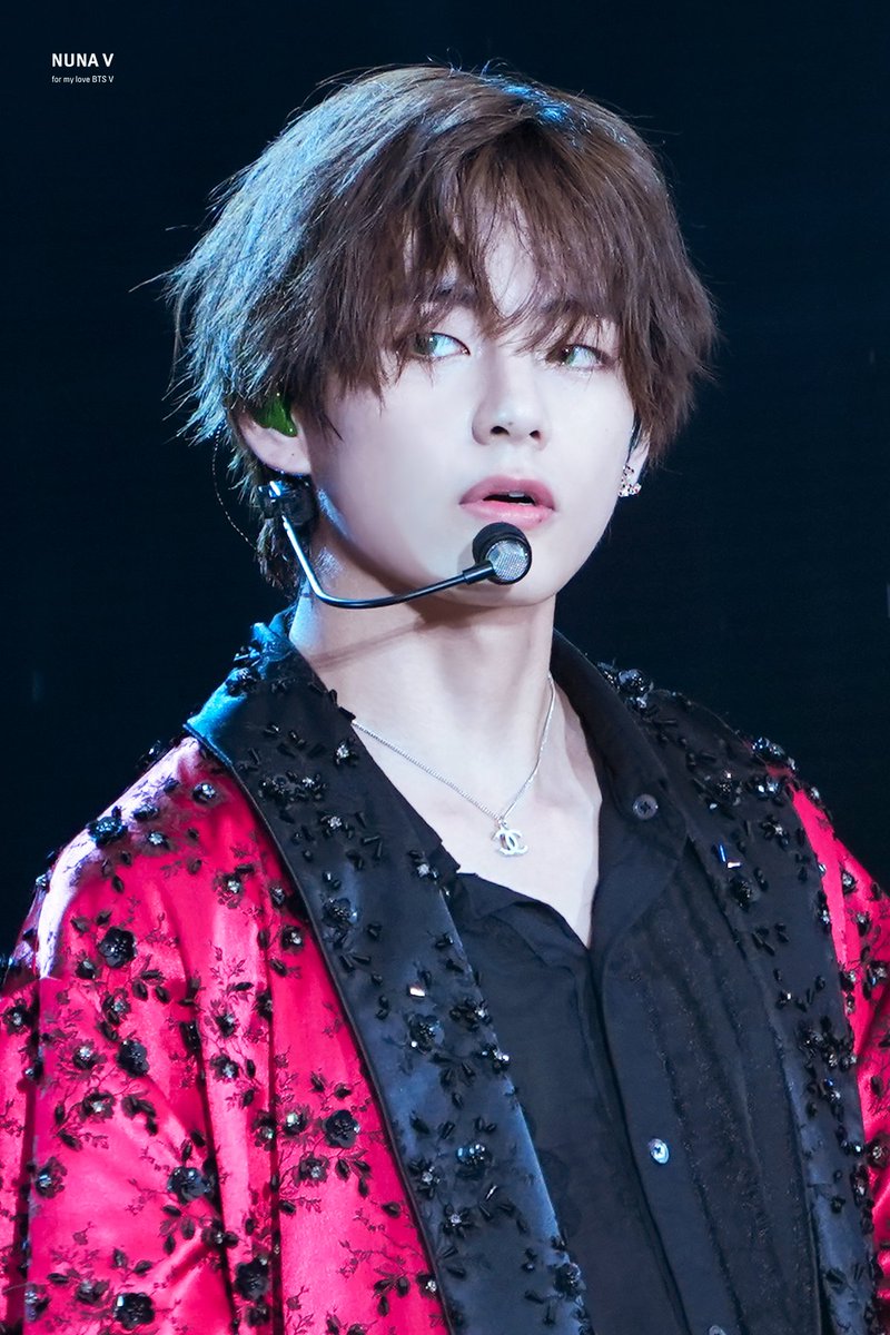 _nuna_V's tweet photo. [HQ]190714 싱귤 태형이 최고😘💜
#이삐사진전 #태형 #방탄소년단뷔 #BTSV #Taehyung 
@BTS_twt https://t.co/wxX9QVokTn