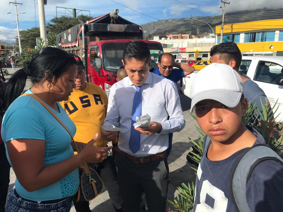 IntImbabura's tweet photo. #Seguridad | El trabajo en equipo da buenos resultados. Alejandro Gómez @IntImbabura y Juan Manuel Córdova @CNPIbarra_ en conjunto @AlcaldiaIbarra y @PoliciaEcuador realizaron operativo anticachinería y ventas ambulantes en alrededores Terminal Terrestre #Ibarra #JuntosMásSeguros https://t.co/o21MdEAoWh
