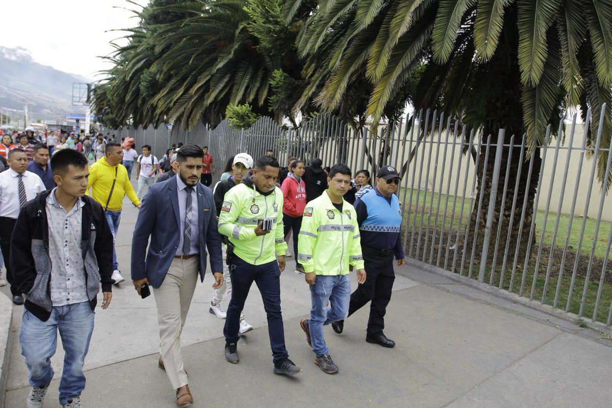 IntImbabura's tweet photo. #Seguridad | El trabajo en equipo da buenos resultados. Alejandro Gómez @IntImbabura y Juan Manuel Córdova @CNPIbarra_ en conjunto @AlcaldiaIbarra y @PoliciaEcuador realizaron operativo anticachinería y ventas ambulantes en alrededores Terminal Terrestre #Ibarra #JuntosMásSeguros https://t.co/o21MdEAoWh