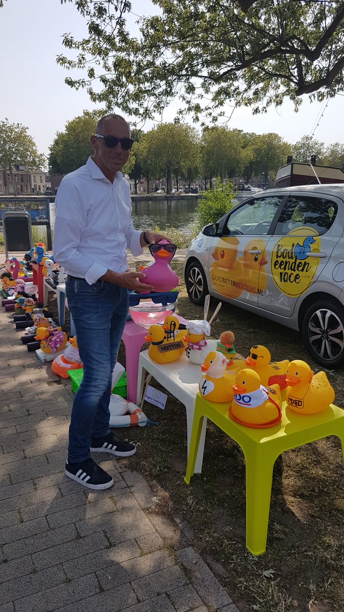 Helaas gaat de <a href="/BadeendenRaces/">Badeendenrace Tilburg</a> in de @PiushavenPodium vandaag niet door, maar veel sponsoren komen wel even langs om de organisatie een hart onder de riem te steken. Gelukkig ook goed nieuws: later dit jaar een nieuwe kans! #badeenden #kermis #tilburg