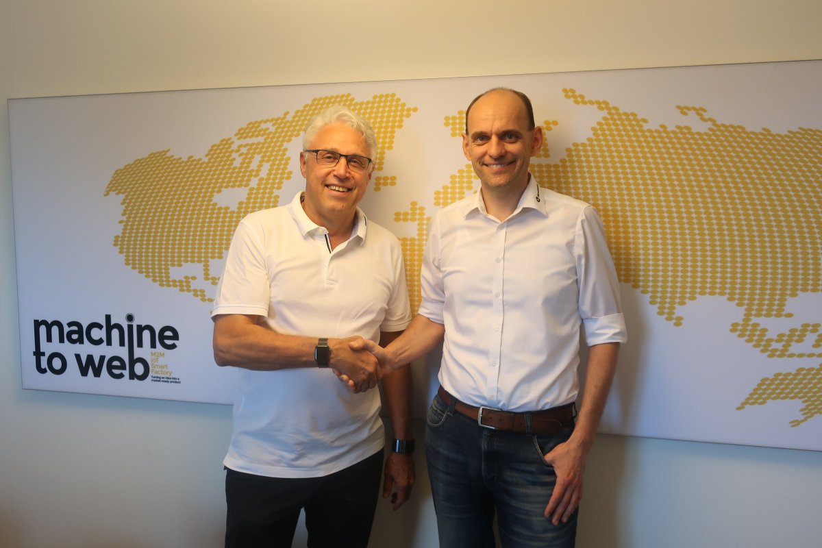 5 Jahre erfolgreiche #IIoT Partnerschaft zwischen @Microtronics und <a href="/Schildknecht_AG/">Schildknecht AG</a> zwischen CEO <a href="/TSchildknecht/">Tristan Schildknecht</a> und CEO Hans-Peter Buber gefeiert. SAG baut auf die Basistechnologie von M. auf und realisiert damit eigene IIoT Produkte #dataeagle &amp; Lösungen.