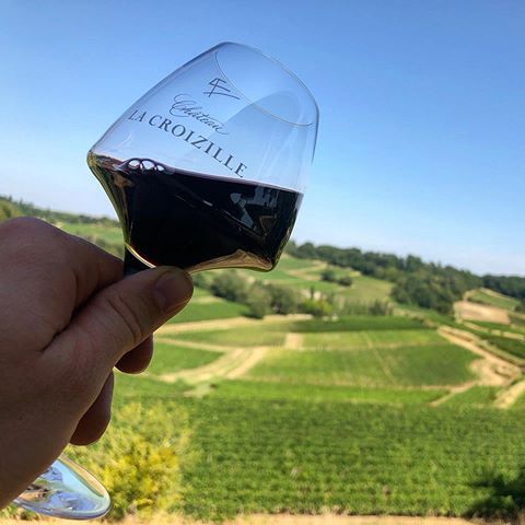 Quelle que soit votre destination de vacances, pensez à glisser une bouteille de vin de #saintemilion🍷dans vos valises ! Le présent idéal pour partager un moment de convivialité avec vos hôtes de l'été ! 📸trisn_max #instantsaintemilion #vinssaintemilion #vin #nouvelleaquitaine