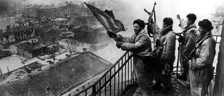 Leningrad bölgesindeki Gatçina şehrini ele geçiren Kızıl Ordu askerleri bir yangın kulesinde kızıl bayraklarını dalgalandırırken. (Rusya,1944)