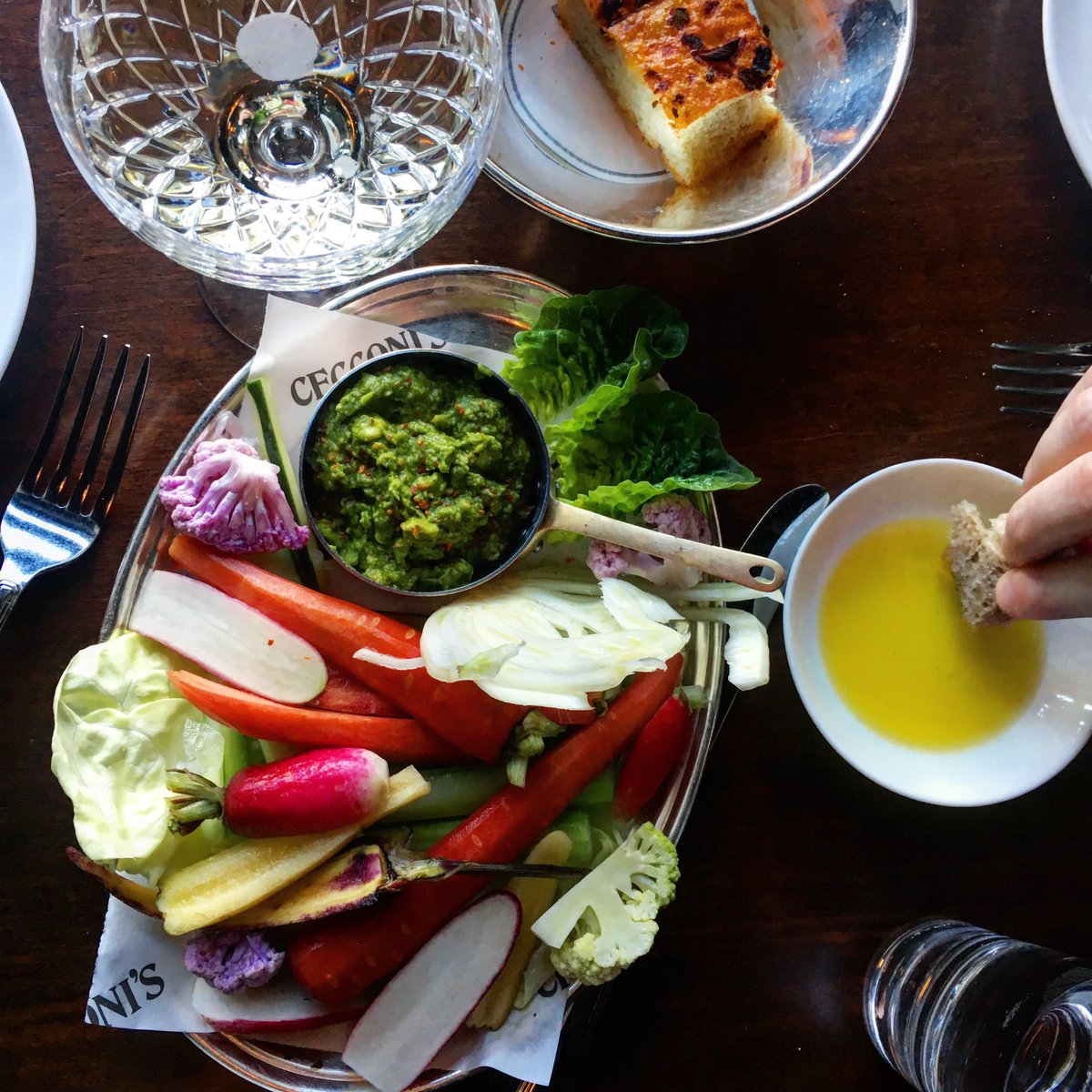 HealthKitchenUK's tweet photo. Holy shit balls it’s effin hawt 🔥🔥🔥 who’s up for just consuming crudités and Prosecco until the weather chills out a bit? 🙋‍♀️
#cecconis #cecconisdumbo #nyceats #nycfood #brooklyn #dumbobrooklyn #foodblogger #feedfeed #hbloggers #glutenfree #vegan #dairyfree https://t.co/npzcQTRoYE