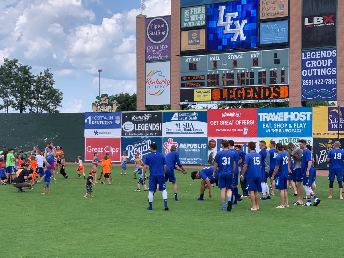 FoulcallGRD's tweet image. ⁦@LexingtonLegend⁩ &amp;amp; ⁦@Royals⁩ players having a water balloon fight with kids after the game today!
#MoreThanBase #Stachetastic