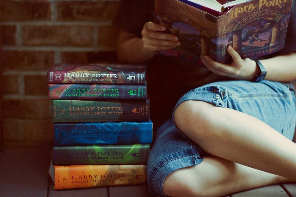 Harry_Potter_TM's tweet photo. "Si no te gusta leer es porque aún no has encontrado el libro indicado."  

J.K. Rowling. https://t.co/eEB3l1ODrG