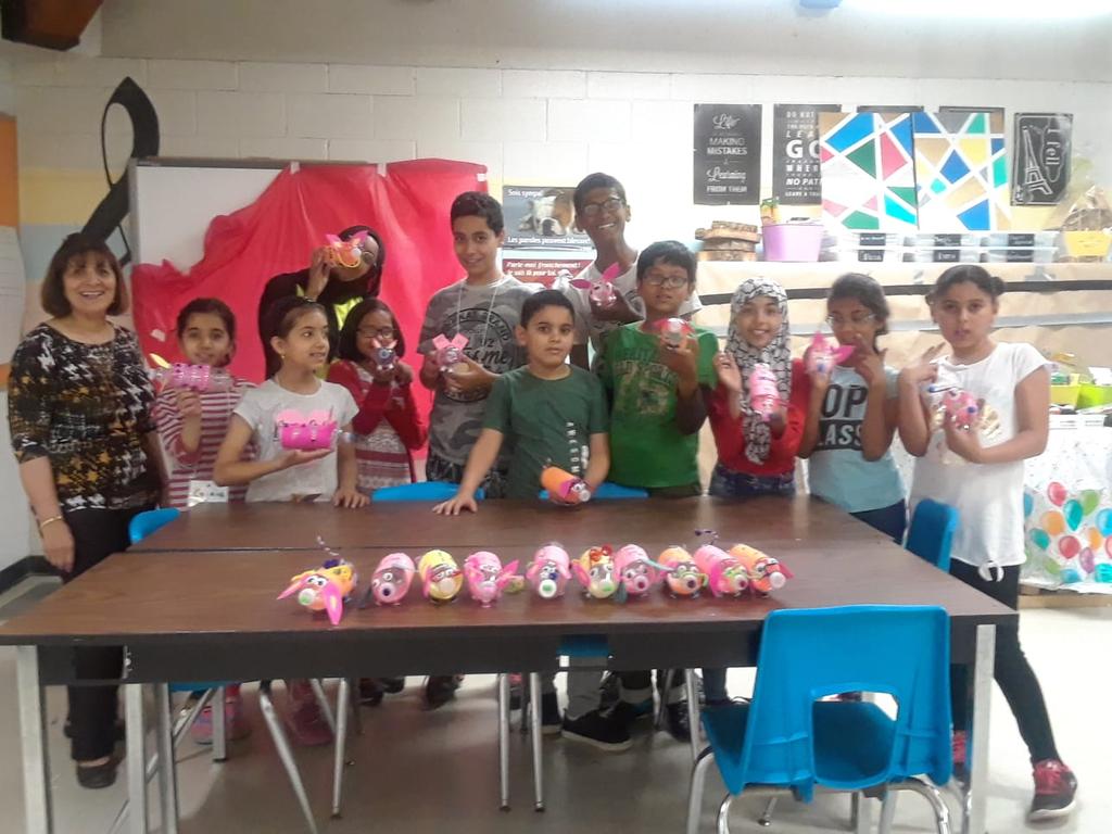 ccssept's tweet photo. Best way to learn about saving money and budgeting...make your own piggy bank. #ccsnewcomers2019 #ccssept #ccssep2019 #SWIS #SEPTteam #settlementworkerinschools #workingwithnewcomers #settlementworkersinaction #budgeting https://t.co/ewYRy6uOyP