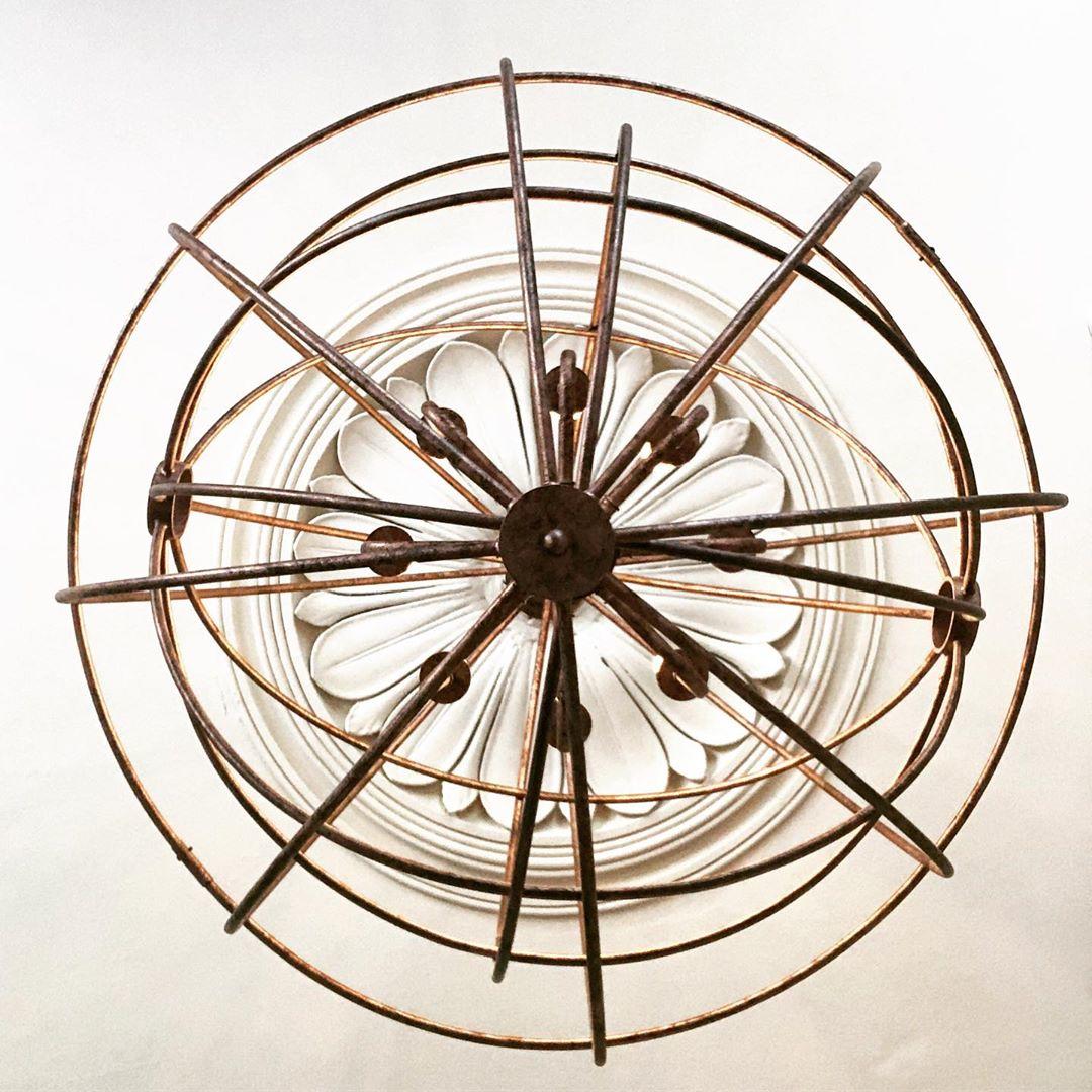 131TheProm's tweet image. Beautiful sights come to those who look up 👀

We love this shot of one of our ceiling lights captured by catharina_eden on Instagram 

#theluckyonion #cotswolds #luxurytravel #periodproperty #hotelinteriors