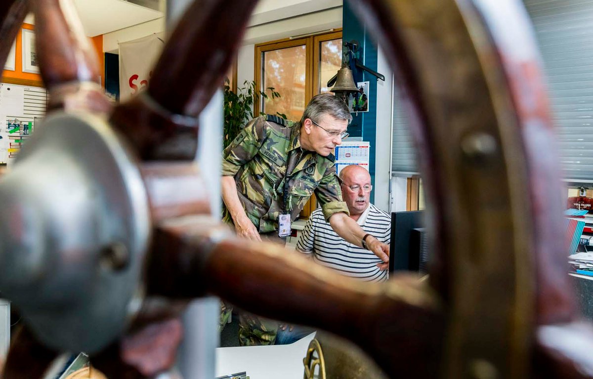 LtGenbdVerbeek's tweet photo. Werkbezoek aan de Defensie Verkeers- en Vervoersorganisatie #DVVO in Soesterberg. Over de weg, spoor, water en lucht dagelijks transporteren van mensen, goederen en post. Zonder vervoer staat alles stil! #vakmensen #DOSCO https://t.co/sSxQ6jzU5w