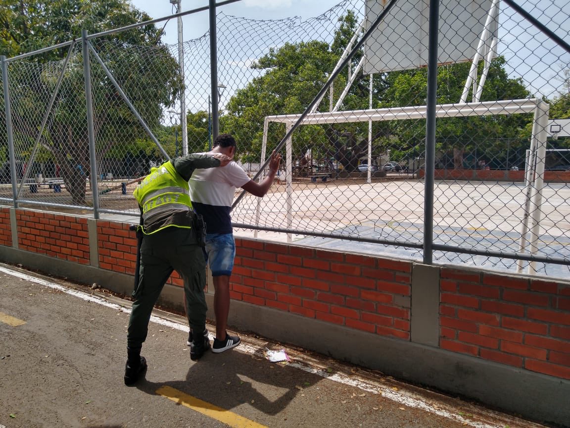 gonzaloarzuzat's tweet photo. Continuamos garantizándole la seguridad a todos los ciudadanos, #AEstaHora realizamos registros y control en el barrio #Novalito en #Valledupar. @TutoUhiaAlcalde Avanzamos en seguridad. @PoliciaDeCesar https://t.co/lVkhIQ2GBI