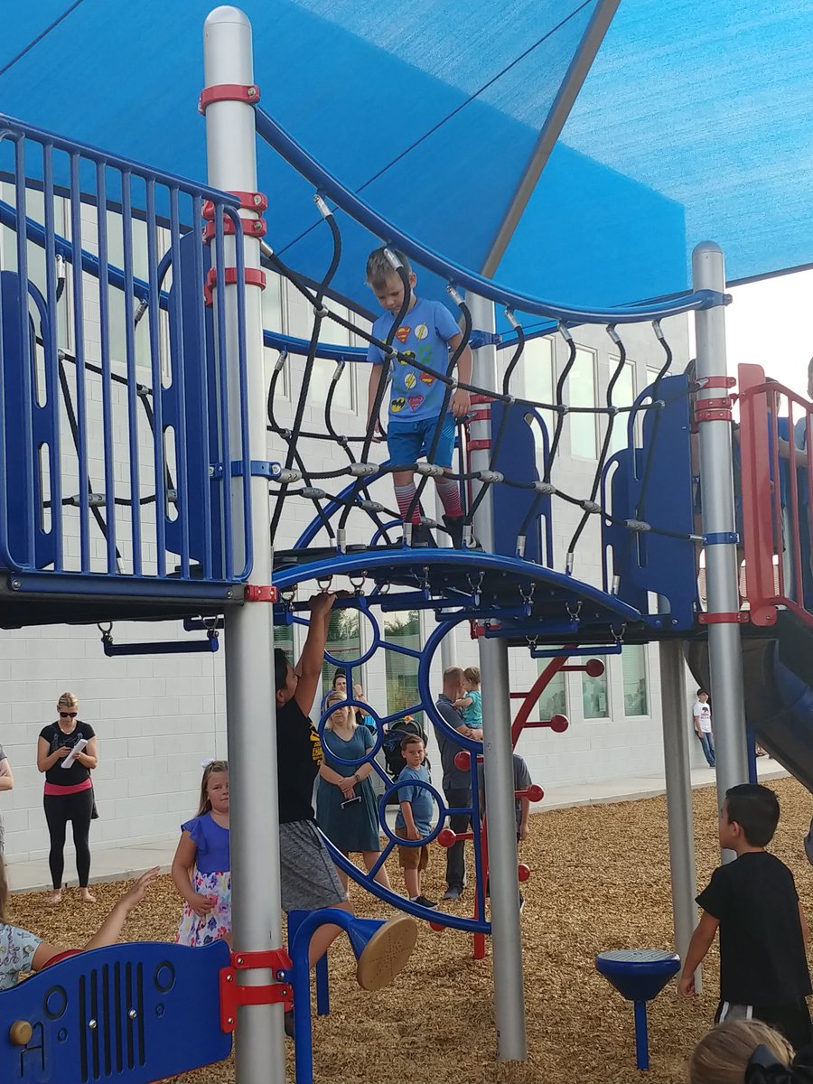 qcsciencecoach's tweet photo. From Kinder goodbyes and backpack stacks to finding friends let the new school year begin @GPA_Aviators ! #firstdayofschool #QCLeads #excellencethroughleadership https://t.co/wx1m4n0U2d