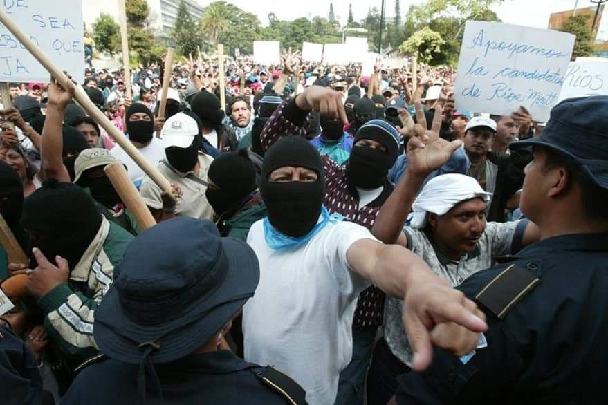 hectorelx's tweet photo. Hoy se cumplen 16 años del #JuevesNegro cuando las hordas del FRG salieron a tomar el país, y aterrorizar a los Guatemaltecos. Dieciséis años que dejó de existir Héctor Ramírez #ElReporteoX https://t.co/H7ISebZTa1