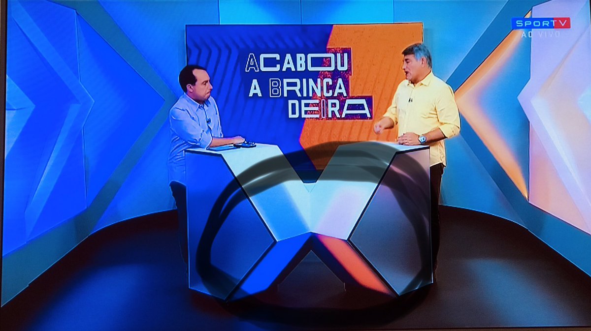 jotajotabjj's tweet photo. #acabouabrincadeira #tocomcereto #tocomcleber A Galera do Acabou a Brincadeira tá fazendo propaganda Subliminar da logo da caixa econômica? 😂😂😂 https://t.co/sxrZh4hrlm