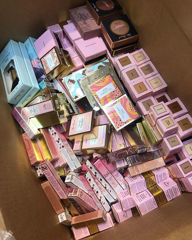 celisemccarthy's tweet photo. My #favoritemakeup company in the world is a big fan and supporter of @bh90210 !!! I told my good friend @jerrodblandino that the glam team loved Too Faced. And? Look what Too Faced sent to the #bh90210 #glamsquad - CAN YOU BELIEVE IT? Oodles of the mo⦠https://t.co/LWfhZMXY95 https://t.co/UC1407hOYL