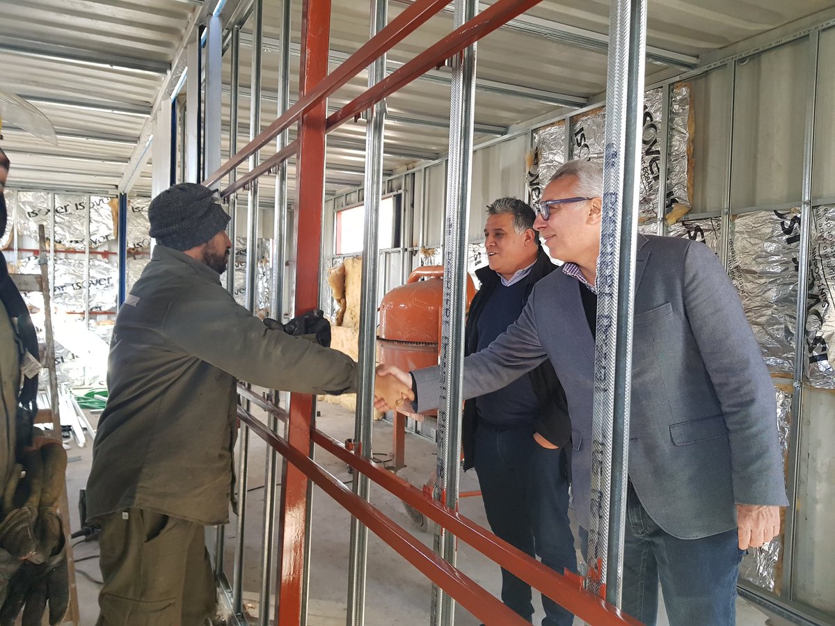 ZamoraJulio's tweet photo. Visitamos la empresa Flowbox instalada en Benavídez, que con contenedores de almacenaje, fabrican oficinas, vestuarios y más. La fábrica dio trabajo a muchas familias de la zona. ¡Gracias por apostar a Tigre! #RecorriendoTigre #ElFuturoEstáEnTodos https://t.co/V5mhnBOsqM