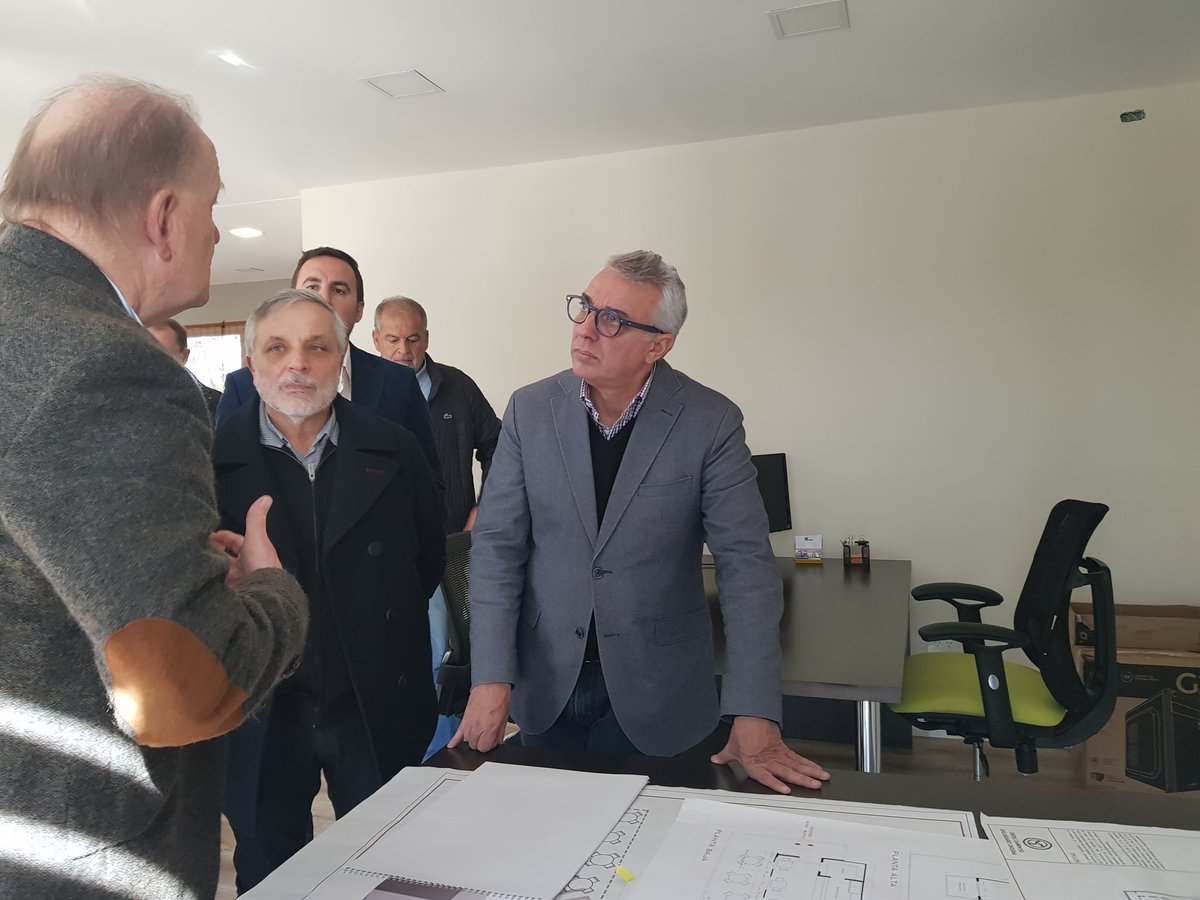ZamoraJulio's tweet photo. Visitamos la empresa Flowbox instalada en Benavídez, que con contenedores de almacenaje, fabrican oficinas, vestuarios y más. La fábrica dio trabajo a muchas familias de la zona. ¡Gracias por apostar a Tigre! #RecorriendoTigre #ElFuturoEstáEnTodos https://t.co/V5mhnBOsqM